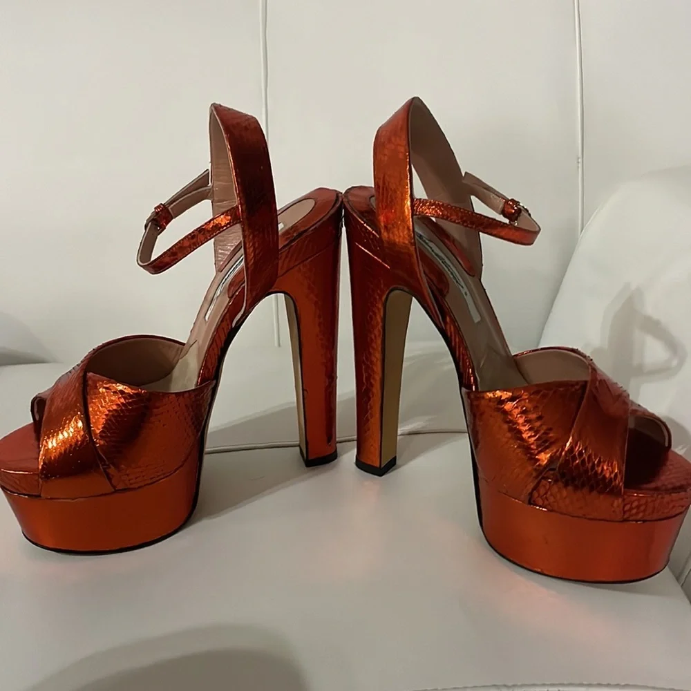 Brian Atwood MADISON RUST ORANGE METALLIC ELAPHE SNAKE PLATFORM SANDALS 38 7.5